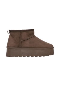 Bota de tobillo marrón hecha de suave ante con una suela de plataforma gruesa y parte superior texturizada. Presenta un tirador y un detalle de costura.