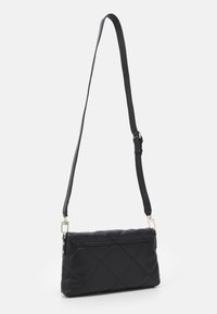 Musta tikattu olkalaukku, jossa on tyylikäs suorakulmainen muoto, irrotettava olkahihna ja metalliset yksityiskohdat.