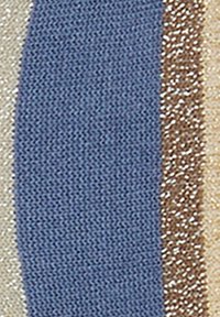 Tessuto a maglia con strisce parallele blu, beige e oro metallico, caratterizzato da texture variate e una trama liscia e uniforme.