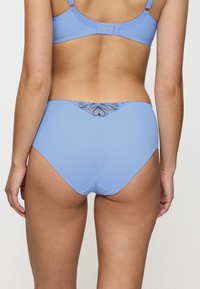 Lichtblauwe geribbelde bikinibroekje met kanten details aan de achterkant. Heeft een hoog tailleontwerp en naadloze randen voor comfort.