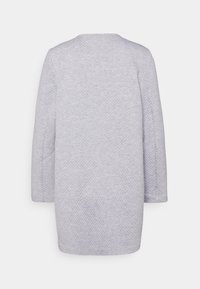 Svetle šedý, prošívaný kabát s dlouhými rukávy, rovného střihu, minimálními švy a zaobleným výstřihem. Jednoduchý design bez ozdob.