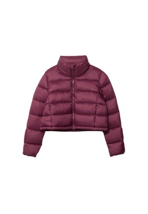 Zkrácená péřová bunda v tmavě vínové barvě s vysokým límcem, zipovým uzávěrem a prošívanou texturou. Hladký, lehký materiál s horizontálními panely.