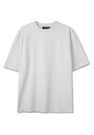 Lys grå oversized kortermet T-skjorte med rund hals og liten hvit "PEGADOR"-logo på venstre brystområde.