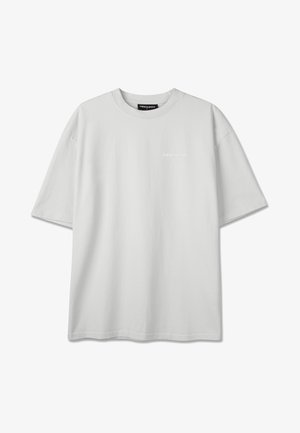 Lys grå oversized kortermet T-skjorte med rund hals og liten hvit "PEGADOR"-logo på venstre brystområde.