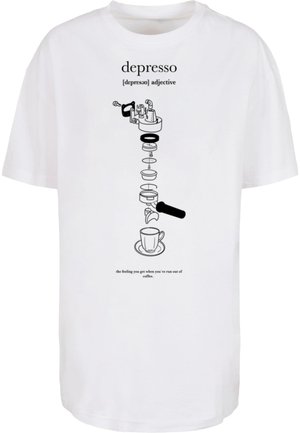 Maglietta bianca con illustrazioni nere che mostrano le parti smontate di una macchina da caffè e il testo "depresso" con una tazza in fondo.