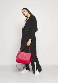 Tommy Hilfiger MODERN SATCHEL - Handtasche - red