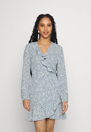 ONLY Petite ONLCARLY WRAP SHORT DRESS  - Φόρεμα ημέρας - cashmere blue aop/white leafes flower