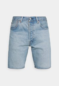 Pantalones cortos de mezclilla azul claro con cierre frontal de botón y cremallera, pasadores para cinturón y diseño de cinco bolsillos sobre un fondo blanco.