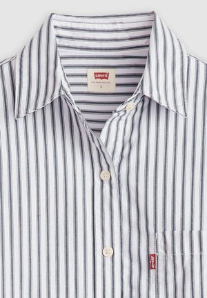 Chemise à rayures à manches courtes en blanc et gris, avec un col boutonné et une poche. Matière en coton avec une texture lisse.