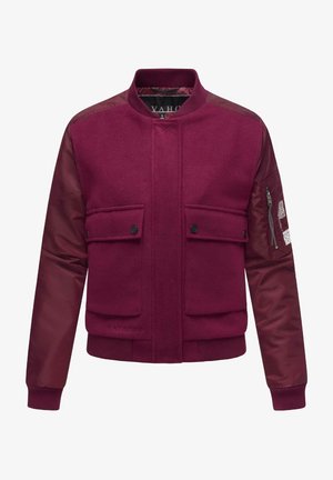 Burgunderfarbene Bomberjacke mit Wollfront, glatten Nylontaschen, zwei Fronttaschen und einer Reißverschlusstasche am linken Arm. Gerippte Bündchen und Kragen.