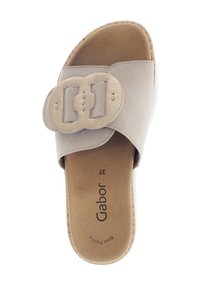 Sandalo scivoloso beige in pelle liscia, con una grande fibbia decorativa. Soletta leggermente imbottita e suola testurizzata per una migliore aderenza.