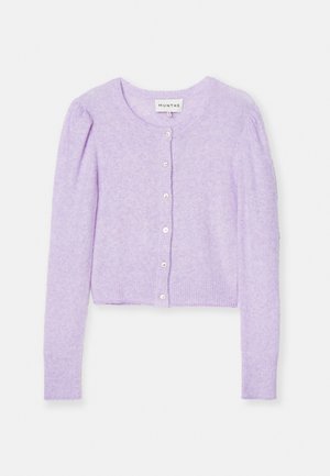 Lila lyhyt neuletakki, jossa on pitkät hihat ja pehmeä materiaali. Siinä on ympäri kaula-aukko, nappisulku sekä ribbaatut hihansuut ja helma.