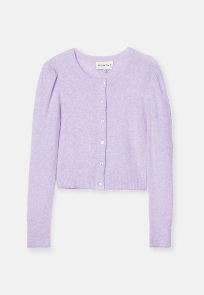 Λιλά κοντό ζακέτα με μακριά μανίκια, φτιαγμένη από μαλακό υλικό. Διαθέτει στρογγυλή λαιμόκοψη, κλείσιμο με κουμπιά και ριμπ μανίκια και τελείωμα.
