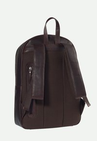 Sac à dos en cuir marron avec une surface texturée, des bretelles rembourrées, une poignée supérieure et une poche zippée sur le côté pour le rangement. Design simple et fonctionnel.