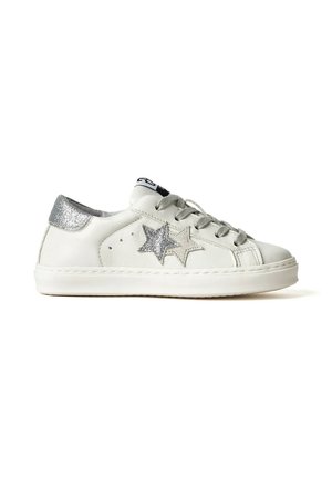 Sneaker in pelle bianca con stella e toppa glitter argento, lacci grigi e linguetta sul tallone glitter argento, su sfondo bianco semplice.