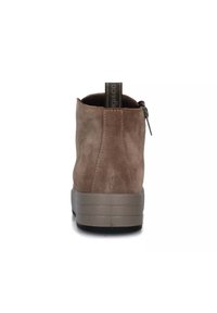 Stivali alla caviglia in suede marrone con tacco basso impilato, zip posteriore e suola in gomma a contrasto. Design semplice con tallone imbottito per il comfort.