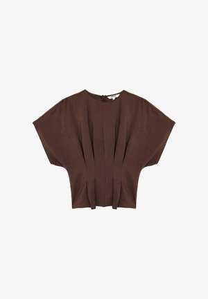 Bruine blouse met korte mouwen, brede vleermuismouwen en een ronde hals, voorzien van verticale plooien aan de voorkant.