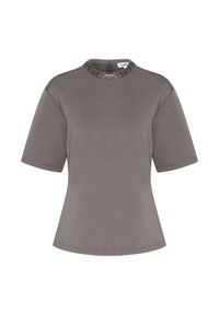 Top grigio a maniche corte con colletto alto, caratterizzato da un embellissement di gioielli attorno al colletto e una silhouette rilassata, leggermente svasata.