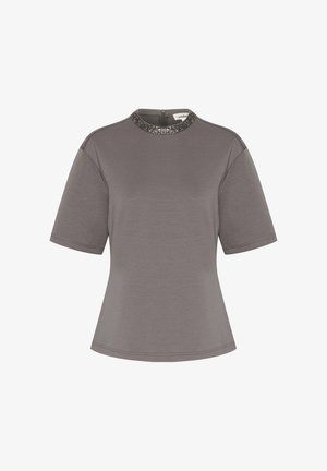 Hallideg halli käistega topp, kõrge kaelusega, kaeluse ümber on ehted ja lõige on lõdvestunud ning kergelt laienev.