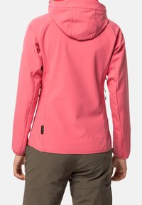 Giacca softshell rosa con cappuccio, realizzata in tessuto morbido, con tasche laterali con zip e polsini regolabili. Logo del marchio visibile sul retro.