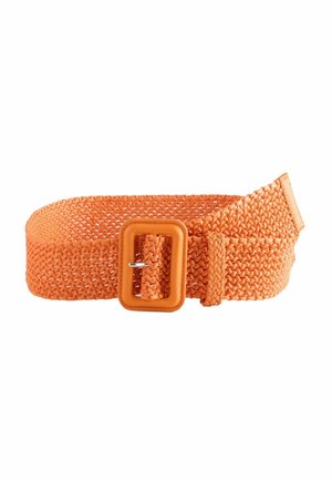 Brede oranje geweven riem met een rechthoekige gesp en metalen pinnetje, opgerold getoond op een witte achtergrond.
