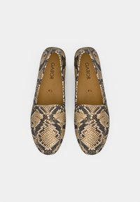 Μπεζ και μαύρα παπούτσια slip-on με σχέδιο φίδι, με υφή στην επιφάνεια, διαθέτοντας λείο στρογγυλεμένο δάκτυλο και διακριτική σήμανση Gabor στο εσωτερικό.