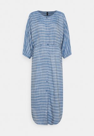 Robe à rayures bleues avec boutons sur le devant, manches courtes, encolure ronde, taille froncée et ourlet arrondi. Tissu léger et texturé.