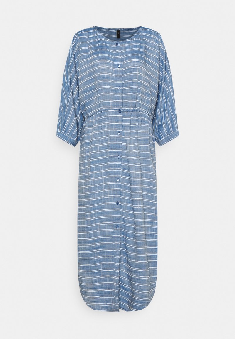 Robe à rayures bleues avec boutons sur le devant, manches courtes, encolure ronde, taille froncée et ourlet arrondi. Tissu léger et texturé.