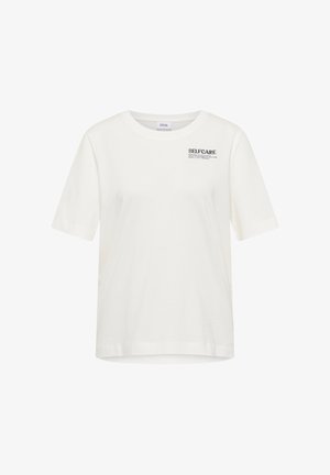 Weißes T-Shirt mit kurzen Ärmeln und rundem Ausschnitt mit kleinem schwarzem Text „SELFCARE“ auf der oberen linken Brust.