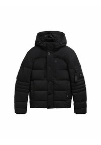 Jachetă puf de culoare neagră cu glugă, având un design matlasat, butoane frontale și buzunare cu fermoar. Textură netedă cu mansete și tiv ondulat.