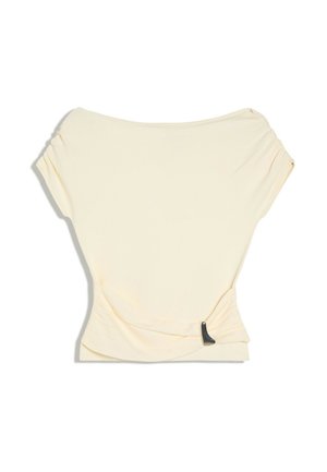 Haut à manches courtes couleur crème avec encolure bateau et détail froncé à la taille avec une petite agrafe noire décorative.