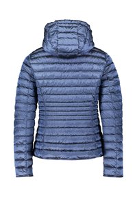 Blauwe pufferjack met een horizontaal gestikte ontwerp, capuchon en een gladde, glanzende textuur. Kenmerkt zich door een getailleerde silhouette en elastische manchetten.