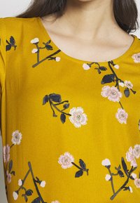 Vero Moda Triko s potiskem - dark yellow