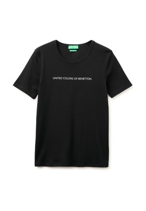 Czarny T-shirt z krótkim rękawem, okrągłym dekoltem i białym napisem "UNITED COLORS OF BENETTON." na środku przodu.