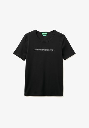 Zwart T-shirt met korte mouwen en een ronde hals, met in het midden aan de voorkant witte tekst: "UNITED COLORS OF BENETTON."