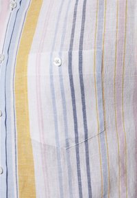 Gestreiftes Hemd in mehreren Farben aus leichtem Stoff. Es hat vertikale Streifen in Blau, Gelb, Pink und Weiß. Außerdem verfügt es über eine Brusttasche und Knöpfe.