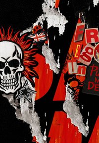 Crâne blanc avec des cheveux en flammes rouges, drapeau britannique, étoile, et collage punk déchiré rouge et noir avec des fragments de texte sur un fond texturé rugueux.