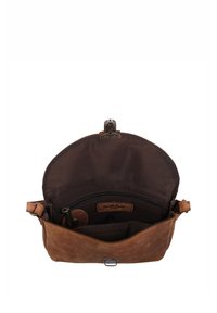 Bruine leren crossbodytas open met een donkere stof binnenkant met ritsvak en verstelbare band.