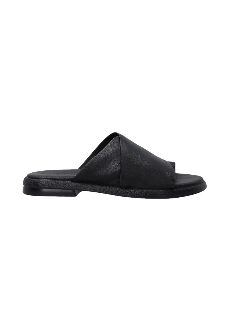 Sandale à glisser en cuir noir avec un bout ouvert, texture lisse, design minimaliste, semelle plate et détails de couture discrets le long des bords.