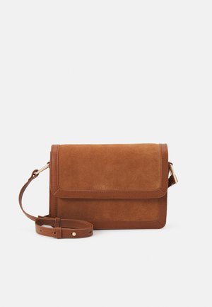Hnědá suede kabelka s koženými detaily, překlopným víkem, odnímatelným ramenním popruhem a minimálním zlatým kováním.
