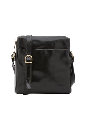 Borsa a tracolla in pelle nera con finitura lucida, forma rettangolare, chiusura con zipper e una tracolla con dettaglio a fibbia.