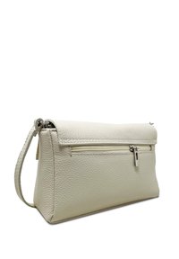 Borsa bianca in pelle con chiusura lampo e superficie texturizzata. Presenta una tracolla e una tasca frontale con zip per ulteriore spazio di stoccaggio.