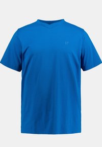 Lys blå kortærmet t-shirt med v-hals design. Fremstillet af blødt bomuld, med et diskret broderet logo i øverste venstre hjørne.