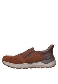 Braune Leder-Slipper mit strukturierter Oberfläche, elastischen Seitenteilen und dämpfender beiger Sohle. Subtile dunkelgraue Akzente an der Ferse.