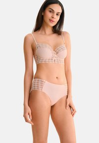 Ensemble de lingerie rose clair comprenant un soutien-gorge rembourré avec un superposé en maille à carreaux et des nœuds, ainsi qu'un slip assorti avec des panneaux latéraux à carreaux et un tissu lisse.