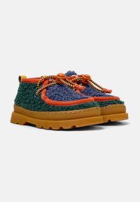 Bunte Schuhe mit einem strukturierten Obermaterial in Grün und Marineblau, orangefarbener Verzierungen und einer braunen Gummisohle mit einem markanten Profil.