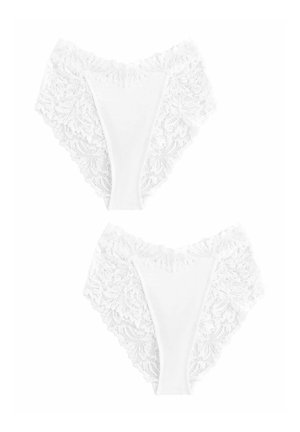 Mutandine bianche in pizzo con intricati motivi floreali, un pannello centrale liscio e bordi scallop lungo la vita e le gambe. Mostrate in due pezzi.
