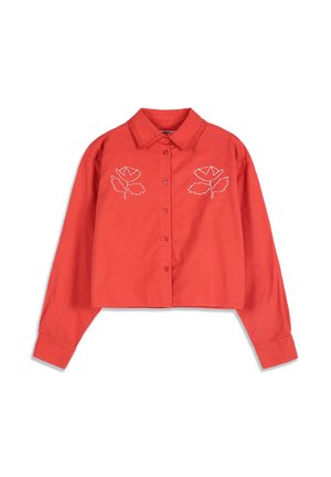 Rotes, kurz geschnittenes Langarmhemd mit Kragen, Knöpfen vorne und weißer Blumenlinienstickerei auf Brusthöhe.