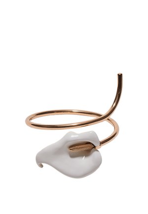 Guldspiralarmbånd med en hvid abstrakt blomstformet vedhæng med en tekstureret guldsstøvmand på en hvid baggrund.