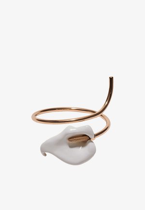 Bracelet spiral en or avec un pendentif abstrait en forme de fleur blanche présentant un étamine en or texturé sur un fond blanc.